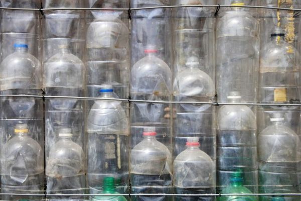 प्लास्टिक, बोतलें, दीवार