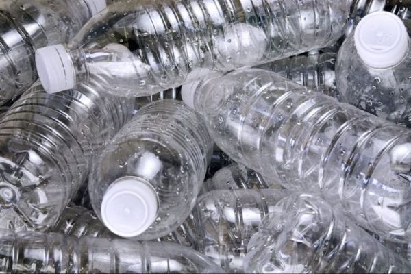 बाधाओं के रूप में प्लास्टिक की बोतलों का प्रयोग करें