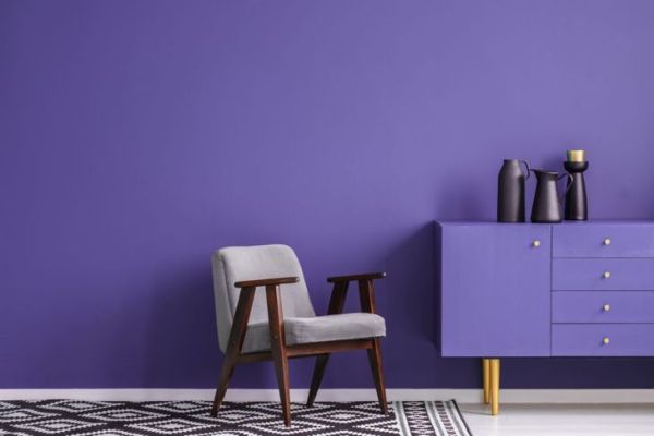 Un salon violet monochrome