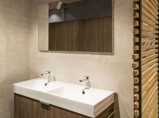 łazienka z drewnianymi listwami