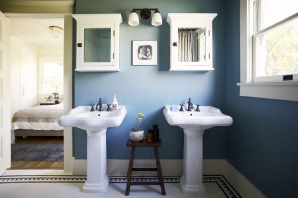 Salle de bain aux murs bleus