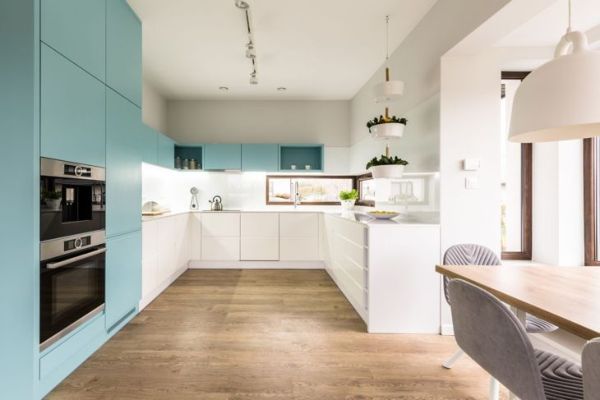 Les armoires turquoise empêchent cette cuisine neutre d'être trop fade.