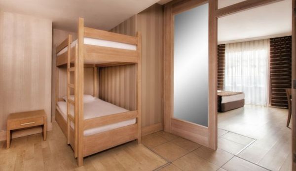 Interiore della camera da letto dell'hotel di lusso con un letto doppio comodo Bed.Big in camera da letto classica elegante