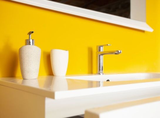 salle de bain peinte en jaune