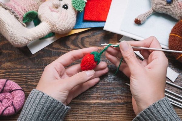 https://www.gettyimages.com/detail/photo/knitting-ball-of-yarn-and-knitting-needles-royalty-free-image/904532244؟adppopup=true