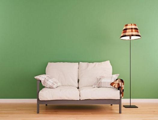 Alyvuogių spalvų svetainė su balta sofa