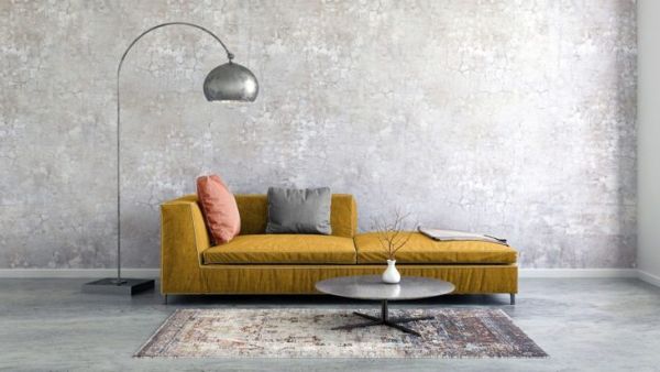 Svetainė su pilkomis sienomis ir garstyčių sofa