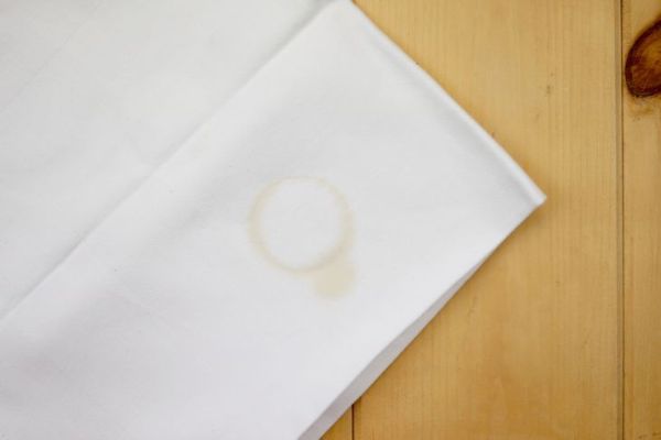 serviette en lin sale sur table en bois
