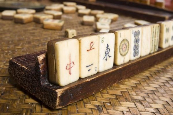 Raflardan istifadə edən Amerika mahjong