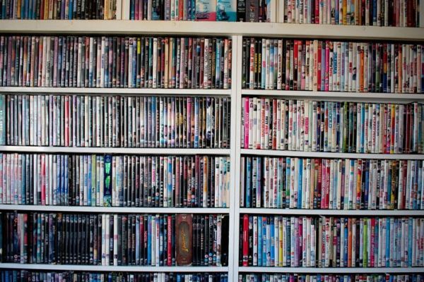 Scaffali pieni di film in DVD