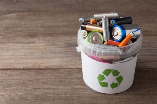 Cerca de baterías en una canasta de reciclaje