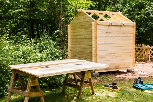 Construction d'une cabane en bois dans un jardin