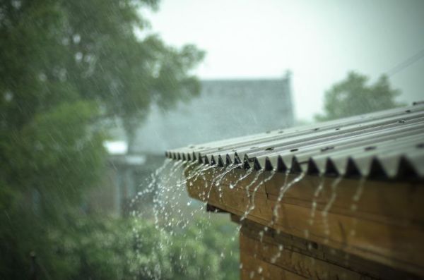 la pluie coule d'un toit vers le bas