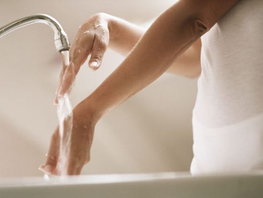 يساعد غسل موضع اللدغة على إزالة أكبر قدر ممكن من السم.