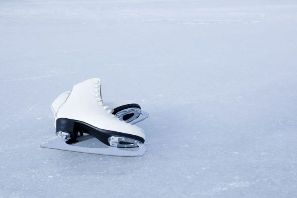 Buz üzərində konki sürmək