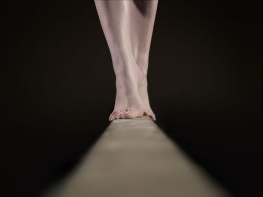 piedi nudi sulla trave di equilibrio