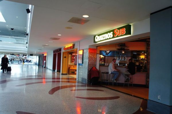 un restaurant Quiznos dans un aéroport