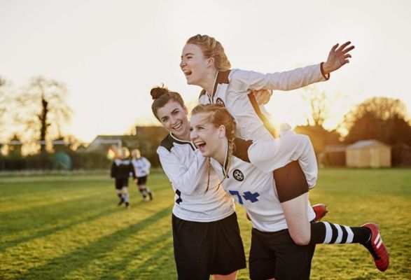 Femmes jouant au football