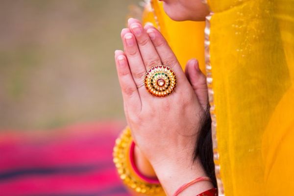 perder a mão de uma mulher indiana fazendo Namaste