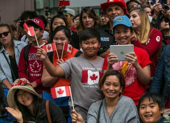 Gente celebrando el día de Canadá