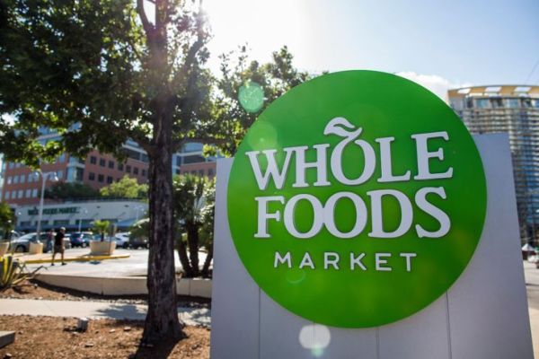 AUSTIN, TX - 16 İYUN: Whole Food flaqman mağazası Austin, Texas, 16 iyun 2017-ci ildə fotoşəkilləri çəkildi. Amazon baqqal mağazasını 13 milyard dollardan çox qiymətə satın aldıqlarını açıqladı.