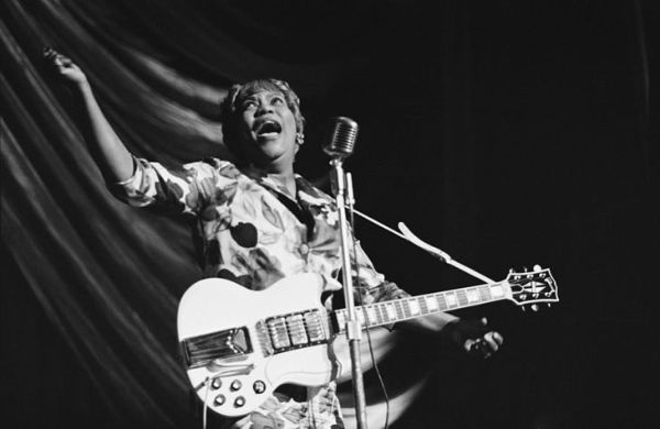 La chanteuse américaine de gospel Sister Rosetta Tharpe (1915 - 1973) se produit lors d'une tournée Blues and Gospel Caravan au Royaume-Uni, 1964.