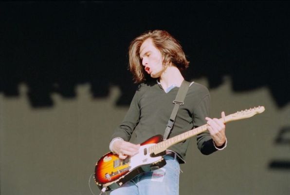Musicien anglais Jonny Greenwood du groupe de rock Radiohead se produit sur scène en jouant une guitare Fender Telecaster Plus au festival de lecture de 1994 en Angleterre le 27 août 1994.