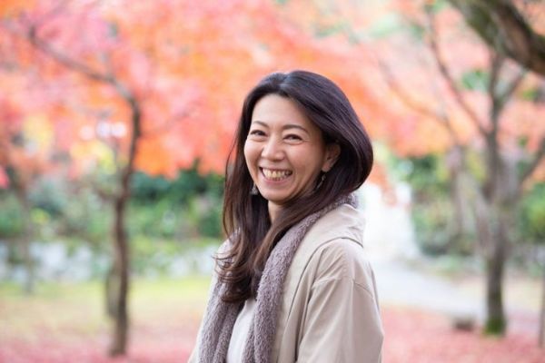 शरद ऋतु का आनंद ले रही सुंदर जापानी महिला