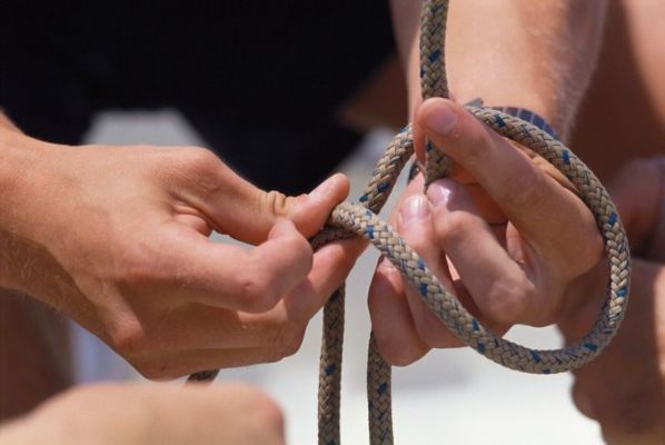 L'apprentissage des compétences nautiques telles que le nouage de cordes est une partie importante de la formation d'un aspirant de marine à l'Académie navale des États-Unis.