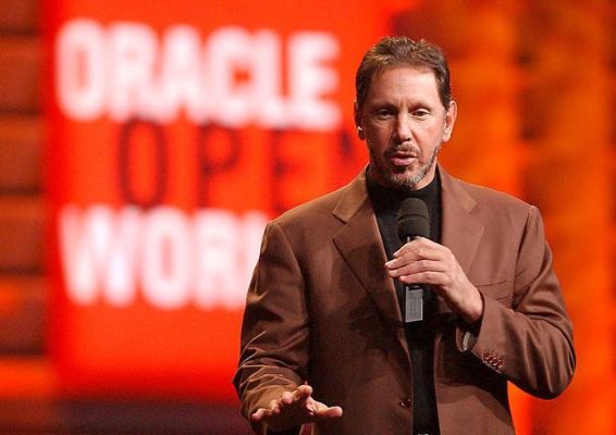 398164 09: Oracle-ın baş direktoru Larri Ellison 4 dekabr 2001-ci ildə San-Fransiskoda, Kaliforniyada keçirilən Oracle Açıq Dünya Konfransında əsas çıxış edir.