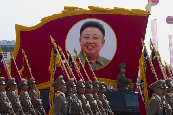 Saighdearan Corea a Tuath aig a ’chaismeachd armachd ann am Pyongyang leis an dealbh de Kim Jonhg-Il