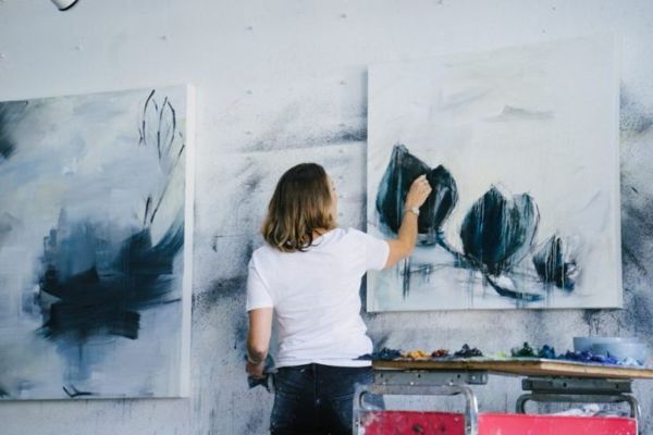Kunstner maler i studioet hennes