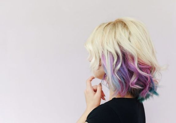 Les cheveux arc-en-ciel Peek-a-boo sont une façon cool d'utiliser la couleur.