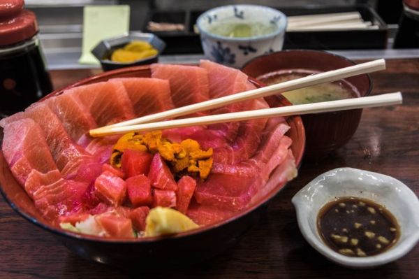 უმი ტუნას თასს იაპონურ რესტორანში მისოს წვნიანი და სოიოს სოუსი მიირთმევენ.