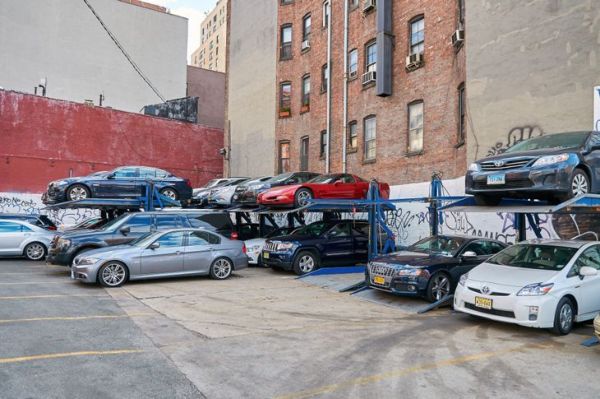 ხედი NYC სპეციალური ვერტიკალური მანქანების პარკირების ზონის ორსართულიან ლითონის კონსტრუქციაზე.