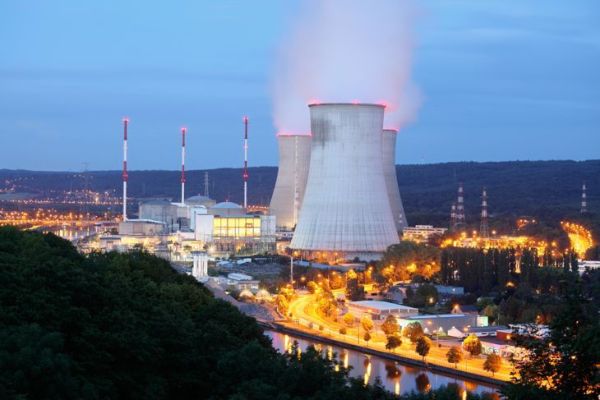 Centrale nucléaire la nuit
