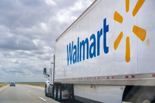 Camion Walmart che guida sull'autostrada in una giornata nuvolosa