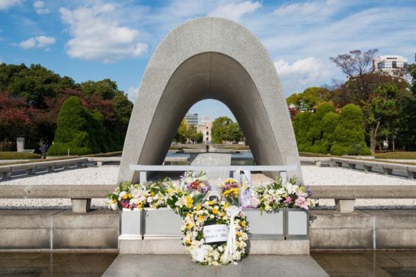 Cénotaphe et un dôme de bombe, Mémorial de la paix d'Hiroshima, Hiroshima