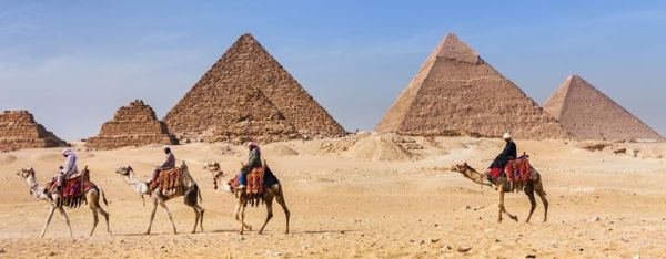 Qui a construit les pyramides de Gizeh et pourquoi ?
