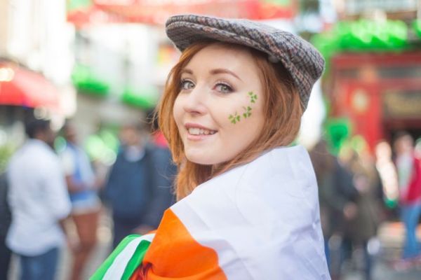 Bella ragazza irlandese il giorno di San Patrizio, Dublino, Irlanda.