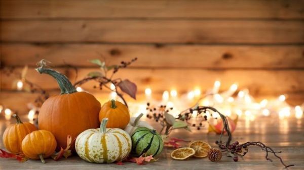 dekorazzjoni tal-festa ta’ Halloween b’tema tal-qara ħamra
