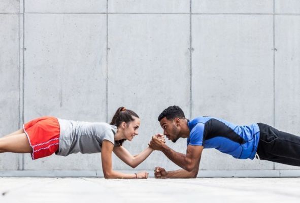 ผู้หญิงและผู้ชายออกกำลังกายด้วยกัน