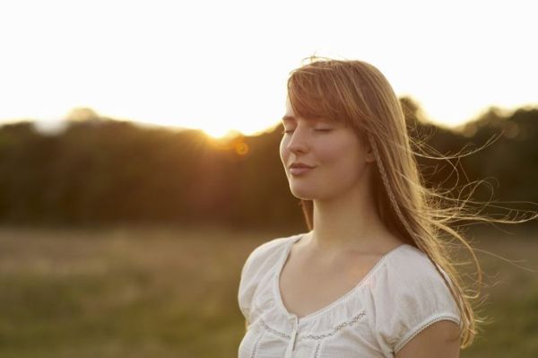 Жена размишља и медитира затворених очију