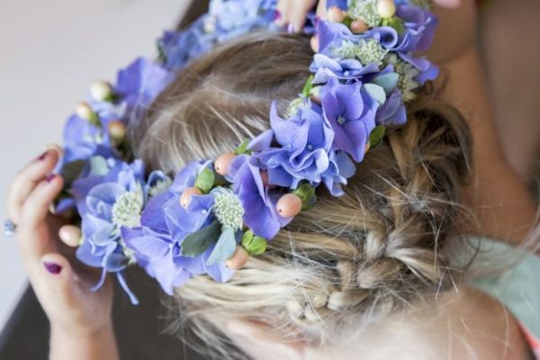 Jeune fille avec tresse couronne et fleurs dans les cheveux