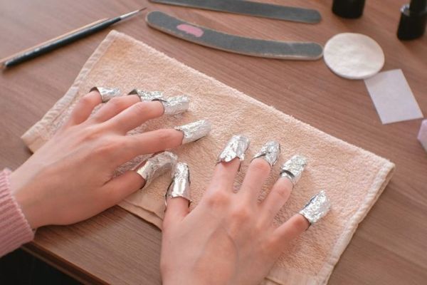 quitar el esmalte de uñas de gel