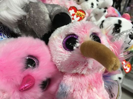 Animais em exibição de gorro rosa com nariz grande e descolado