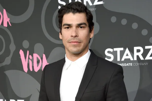 LOS ANGELES, CALIFÓRNIA - 20 DE MAIO: Raúl Castillo participa do STARZ