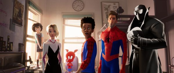 Peni (Kimiko Glen), Spider-Gwen (Hailee Steinfeld), Spider-Ham (John Mulaney), Miles Morales (Shameik Moore), Peter Parker (Jake Johnson), Spider-Man Noir (Nicolas Cage) dans Spider-Man : Into le vers d'araignée (Sony)