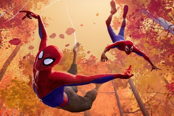 Deux hommes-araignées se balançant dans Spider-Man: Into the Spider-Verse