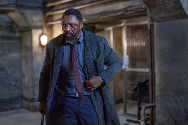Idris Elba como John Luther em Lutero: O Sol Caído
